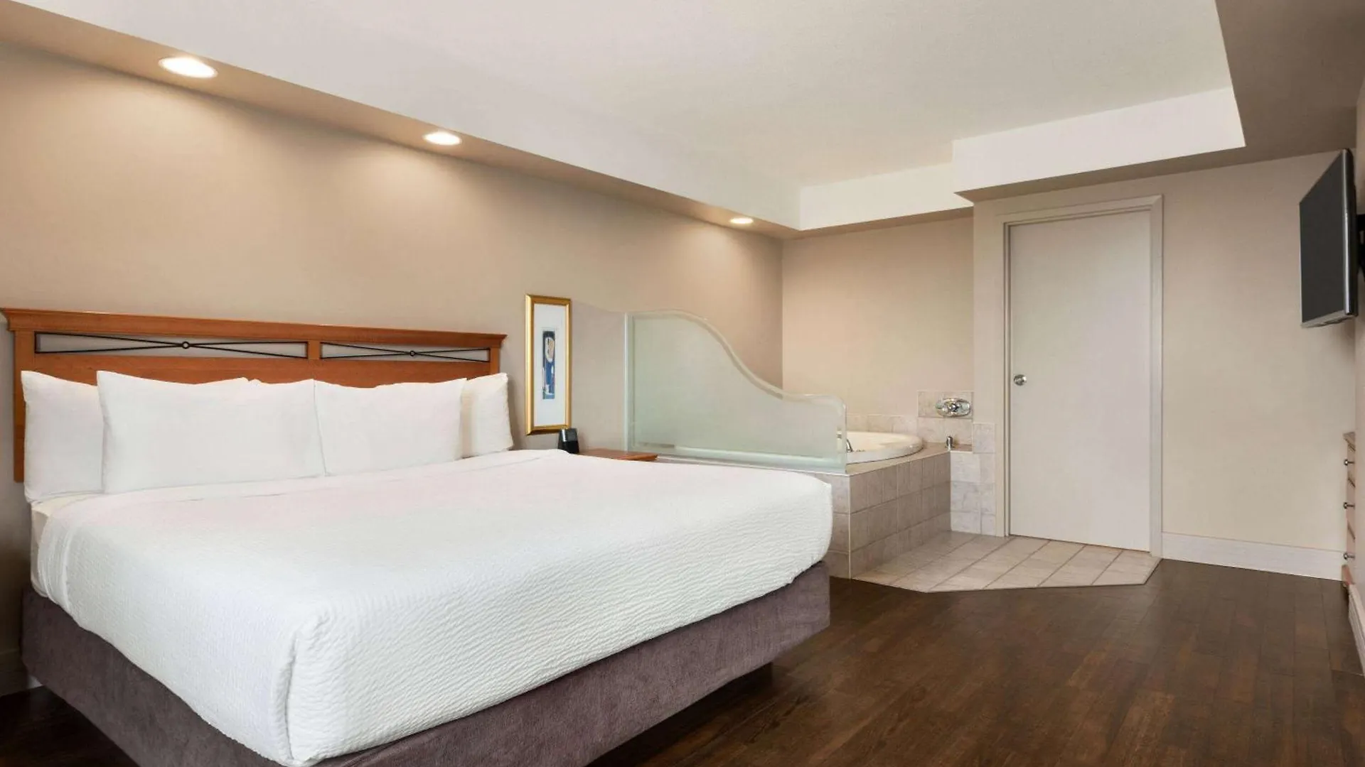 Royal Hotel Calgary, Trademark Collection By Wyndham 3*, YYC
